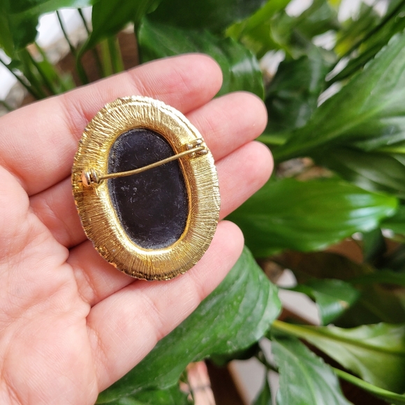 Vintage Cameo Brooch Pin - Picture 3 of 3